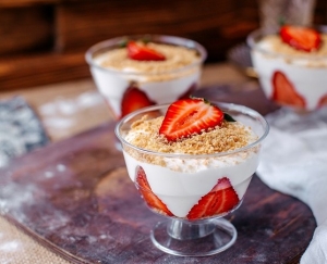Desert od jagoda u čaši – recept se bira, a okus pamti!
